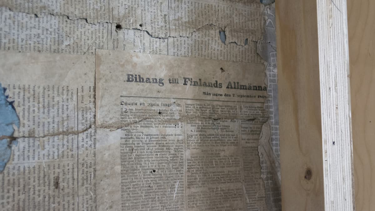 Vanha sanomalehden sivu historiallisessa talossa.