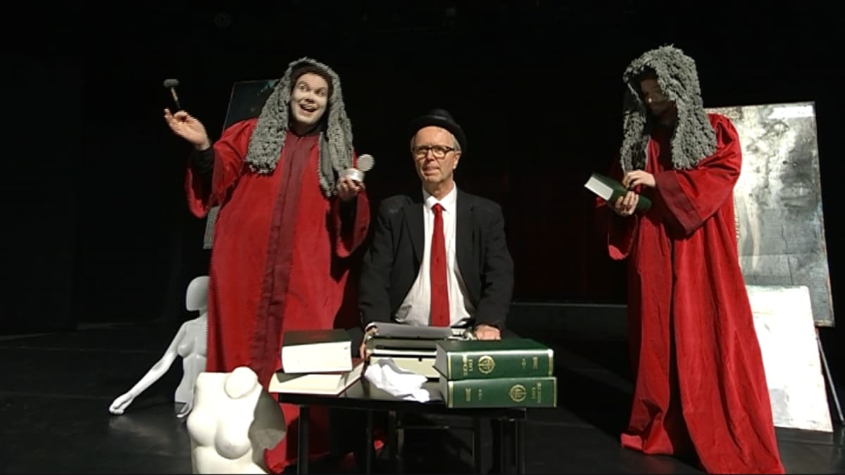 Hulvattomat tuomarit ja syyllinen Josef K. (Juha Karhu) Rovaniemellä esitettavässä näytelmässä Oikeusjuttu.