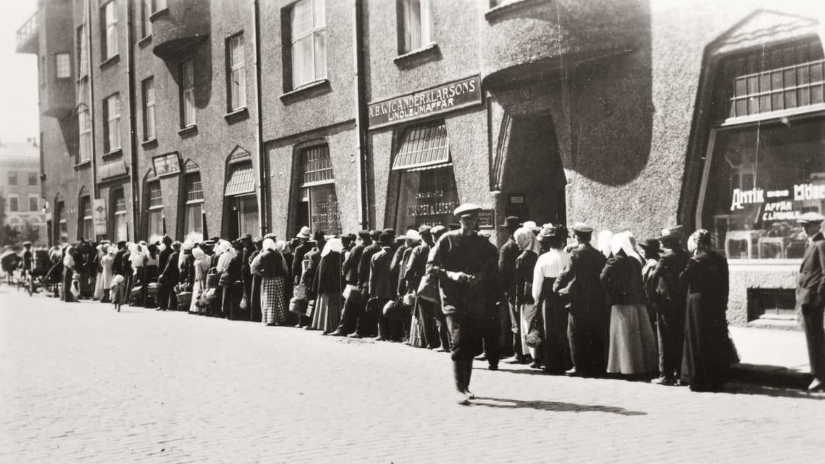 Leipäjono Helsingissä kevään 1917 mielenosoitusten aikaan.