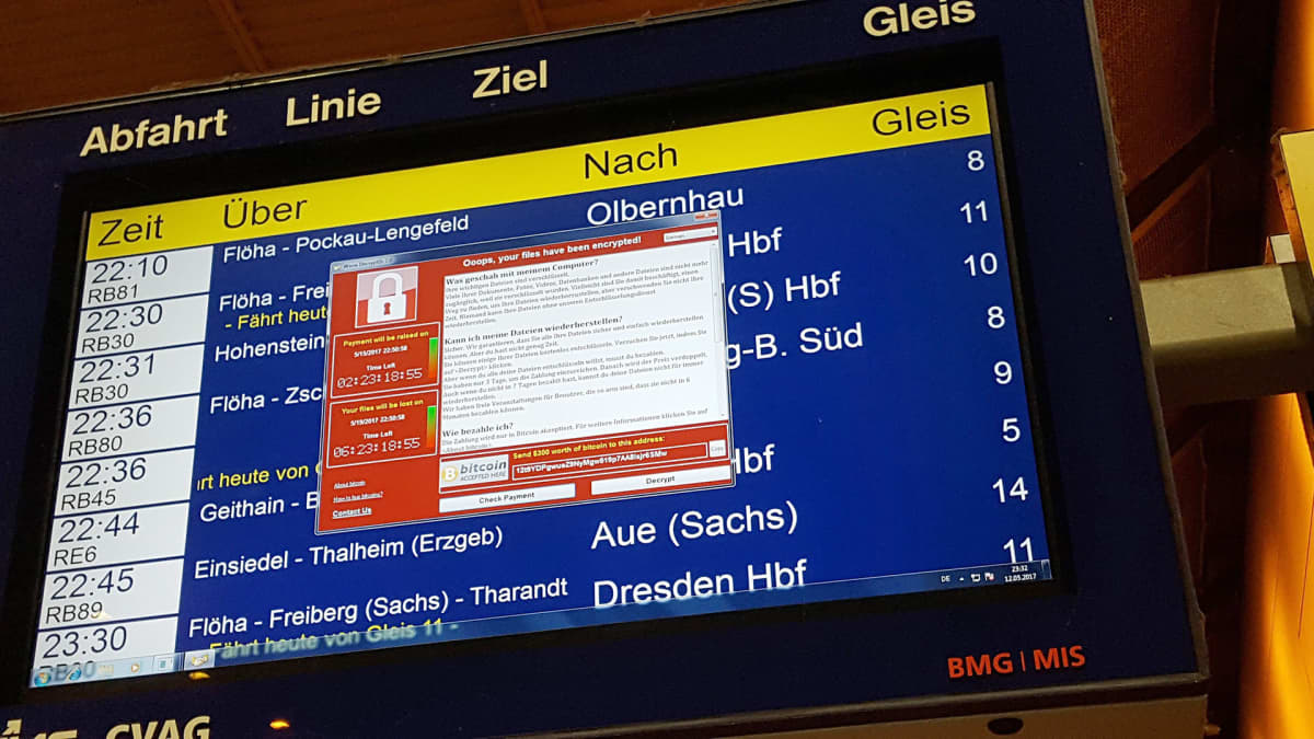 Aikataulunäytössä haittaohjelman vaatimus Chemnitzin rautatieasemalla 12. toukokuuta.