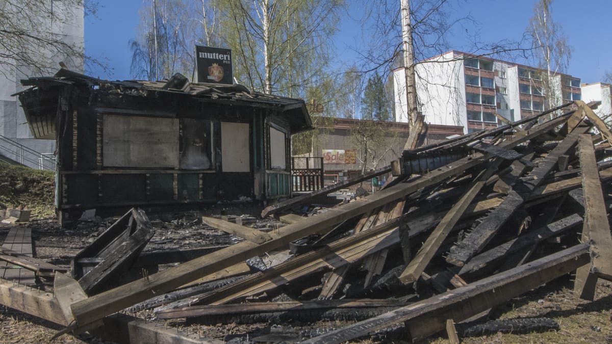 Tulipalossa tuhoutuneen Mutteri Pubin rauniot Kuopion Saarijärvellä.