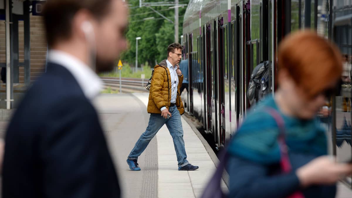 Matkustajia Pitäjänmäen juna-asemalla Helsingissä.
