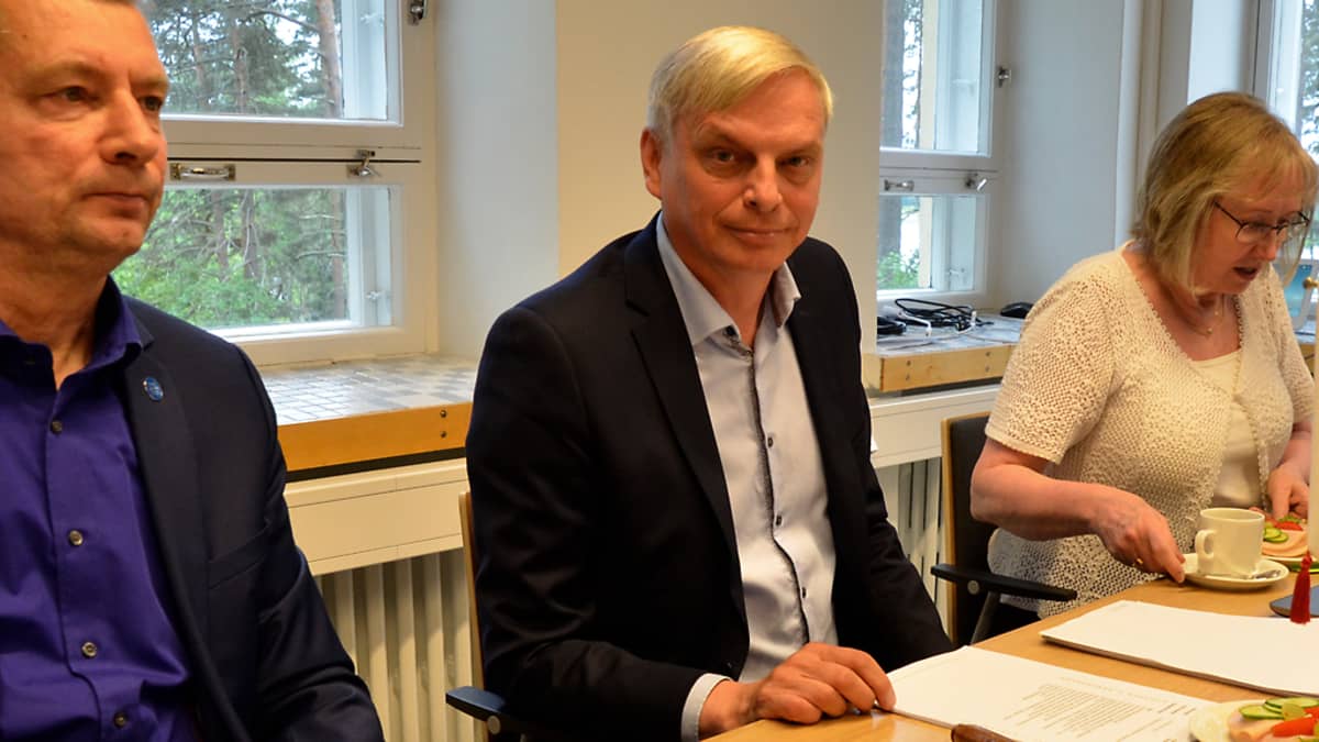 Ari Berg johtaa Parikkalan kunnanhallitusta. Kuvassa myös kunnanjohtaja Vesa Huuskonen (vasemmalla) ja hallintojohtaja Eija Hämäläinen.