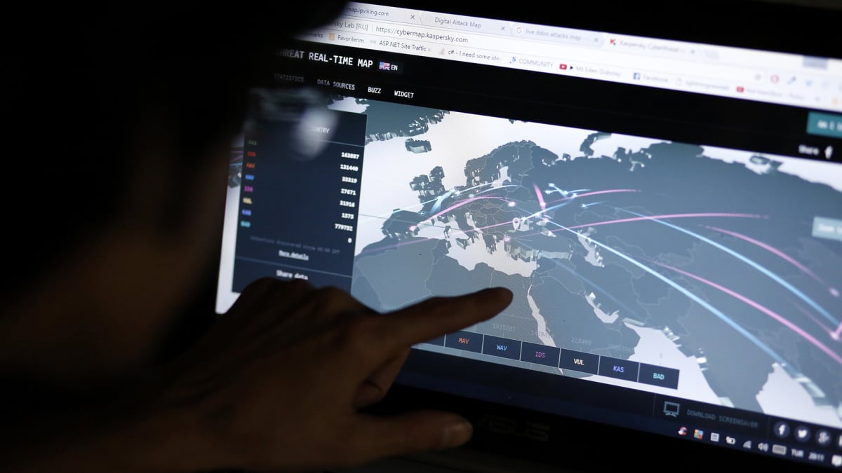Tietoturva-asiantuntija tarkkaili Eurooppaan suuntautuneen kyberhyökkäyksen laajuutta Istanbulissa 27. kesäkuuta. 