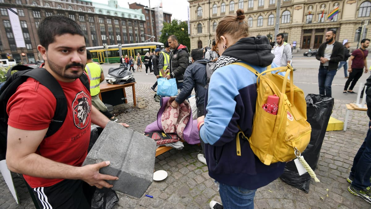 Turvapaikanhakijoiden Oikeus elää -mielenosoitus Helsingin Rautatientorilla purettiin alkuillasta Helsingissä.