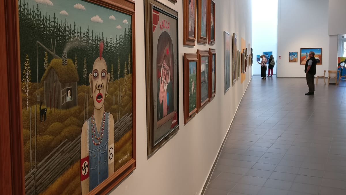 Kemin taidemuseon naivismia esittelevä näyttely, etualalla Martti Innasen teoksia.