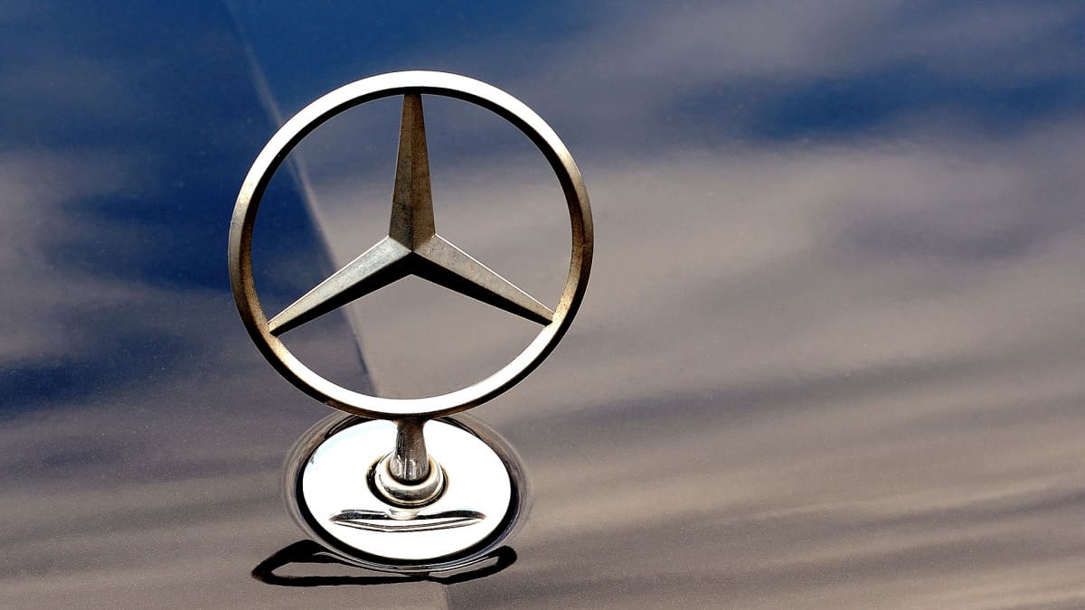 Mercedes Benzin merkki auton konepellissä.
