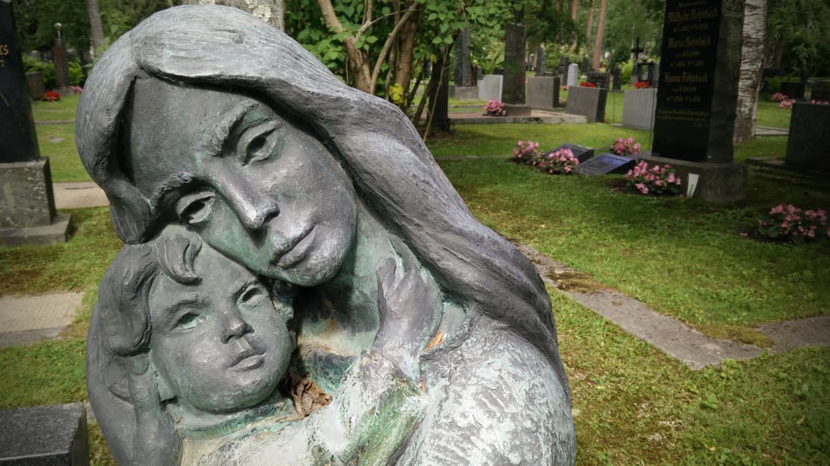 Äiti-lapsi -patsas hautausmaalla.