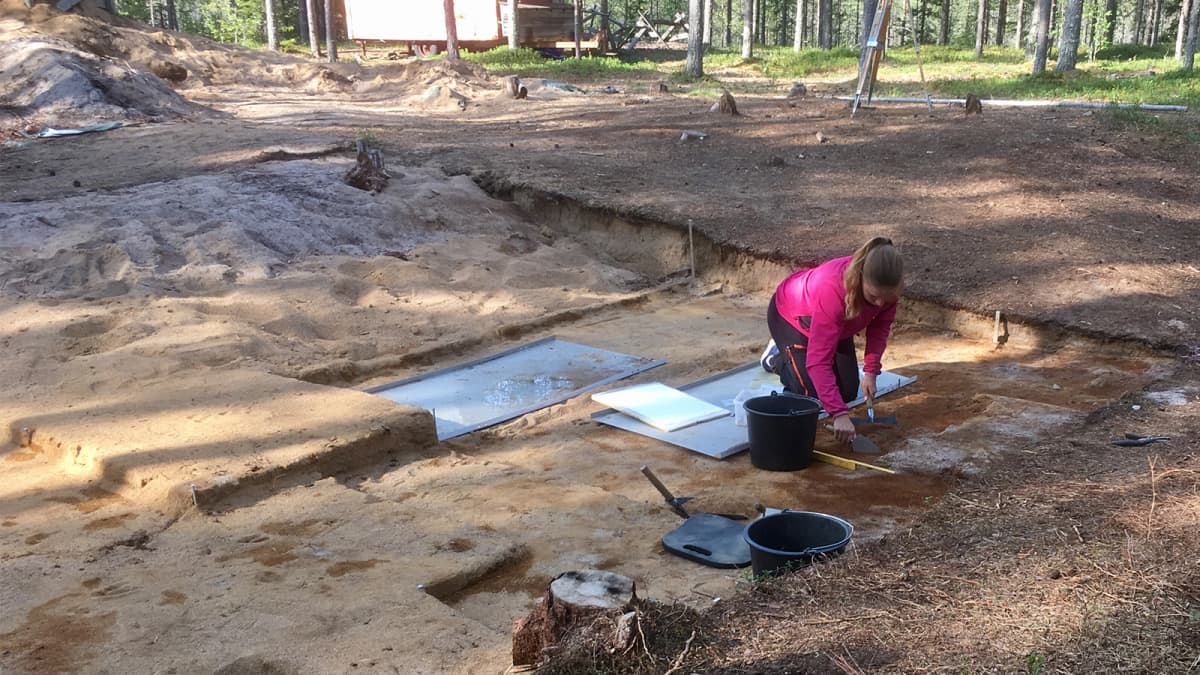 Tutkimusapulainen Jasmine Ruotsalainen kaivamassa Kierikin kivikautisen kylän arkeologisella tutkimusalueella kesällä 2017.