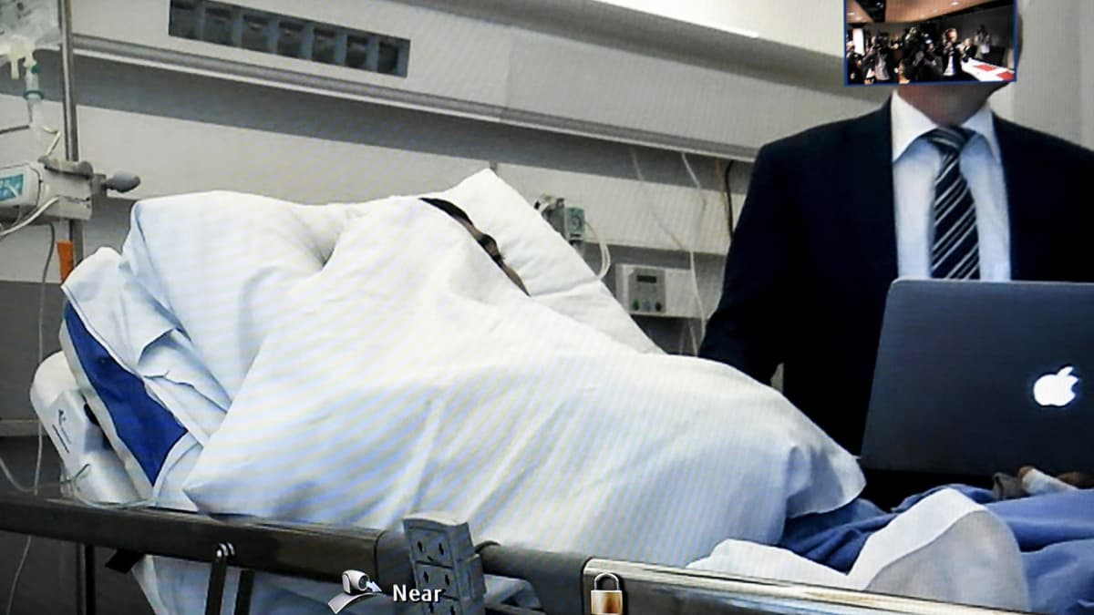 mies sairaalan vuoteessa