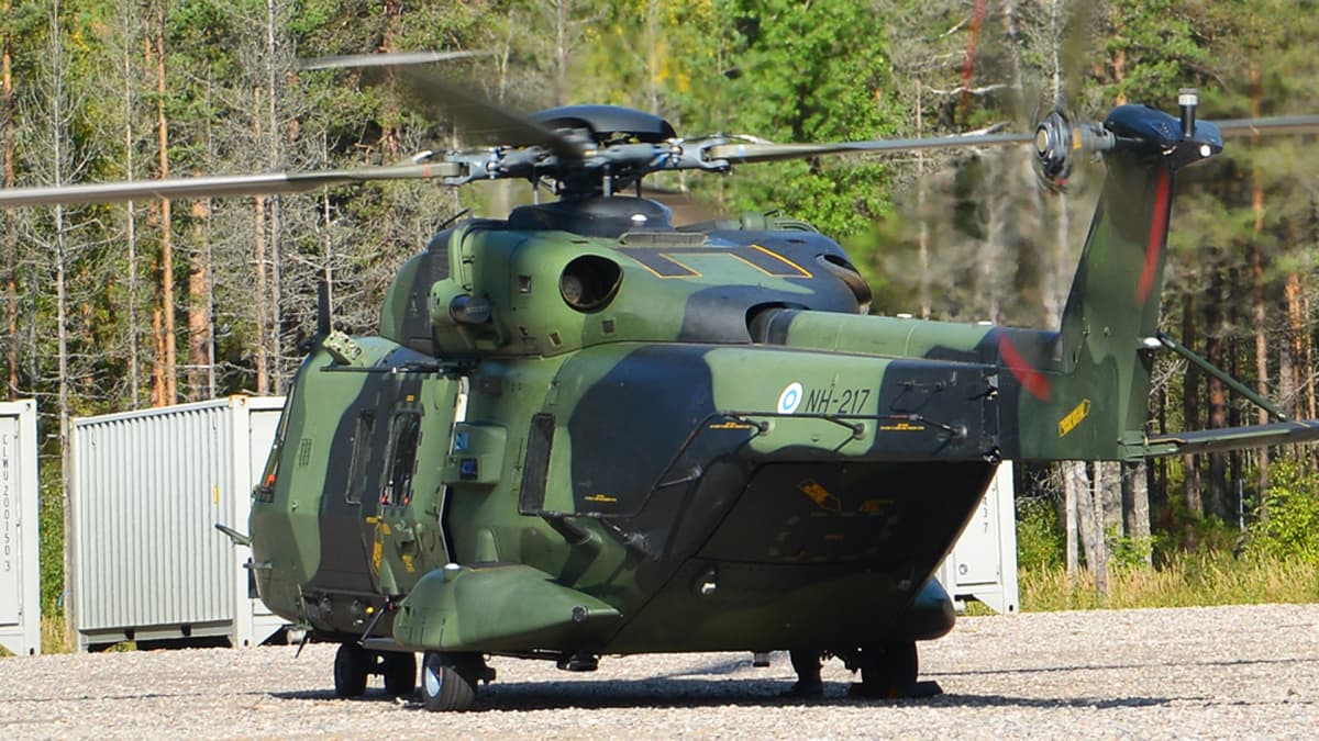 NH90-kuljetushelikopteri maassa.