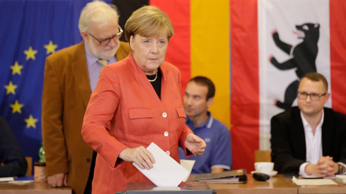 Saksan liittokansleri ja CDU:n puheenjohtaja Angela Merkel äänesti liittopäivävaaleissa Berliinissä sunnuntaina 24. syyskuuta. 