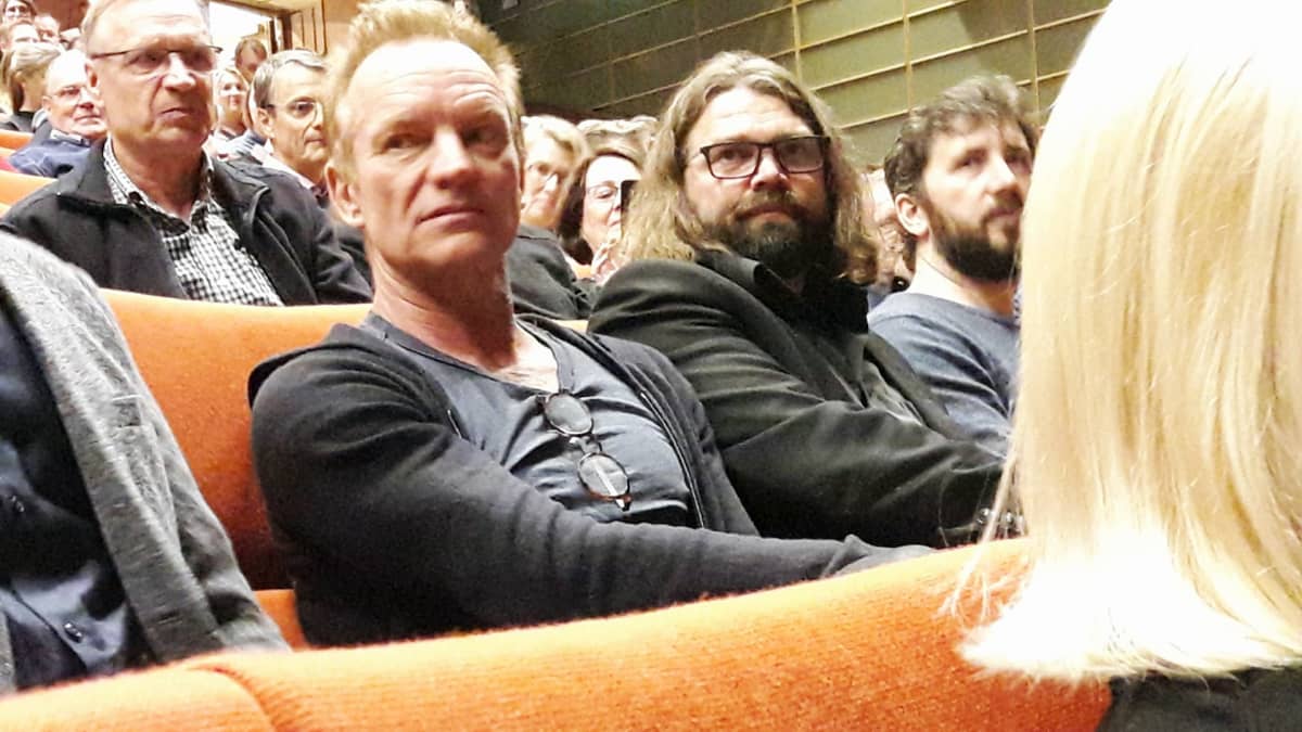 Sting seuraa esitystä Mikko Koukin seurassa.