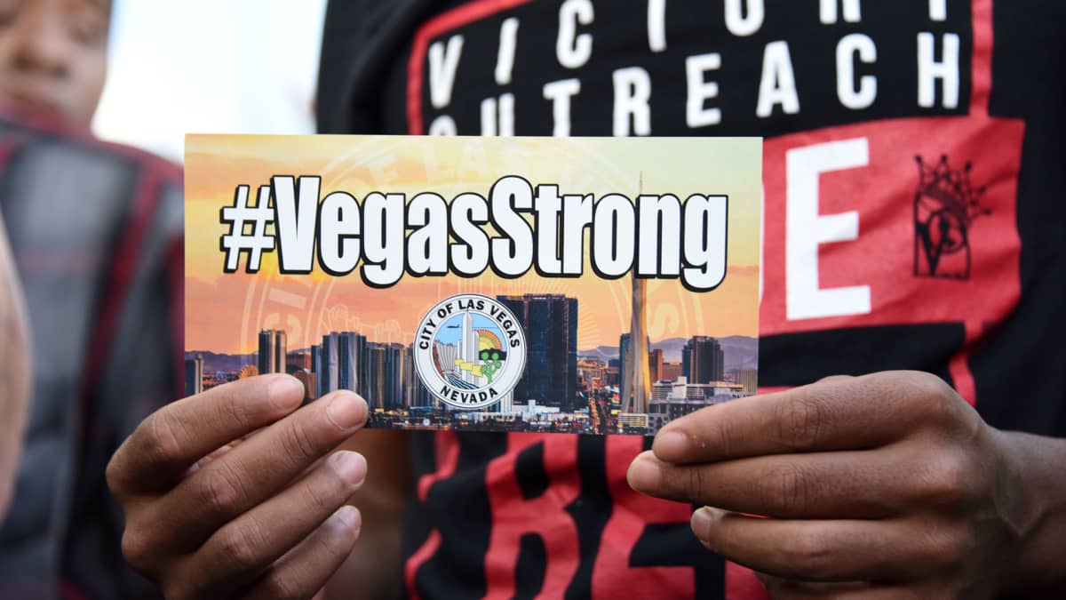 Ihmiset saapuivat Las Vegasin kaupungintalolle ammuskelun uhrien muistotilaisuuteen 2. lokakuuta. 