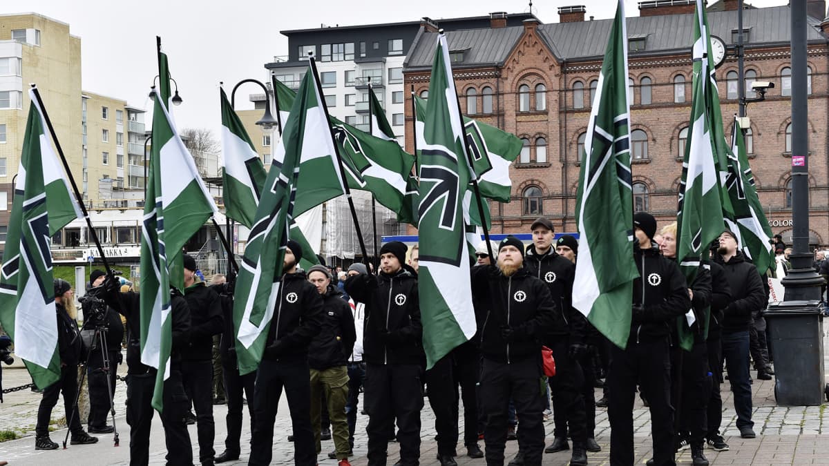 Suomen vastarintaliikkeen uusnatsit kokoontuvat Laukontorilla Tampereella 21. lokakuuta 2017.
