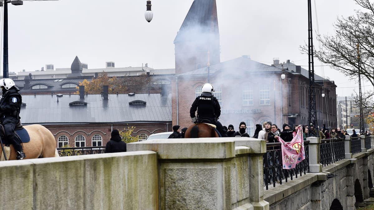 Osa uusnatseja vastustavia mielenosoittajia Satakunnansillalla Tampereella 21. lokakuuta. 