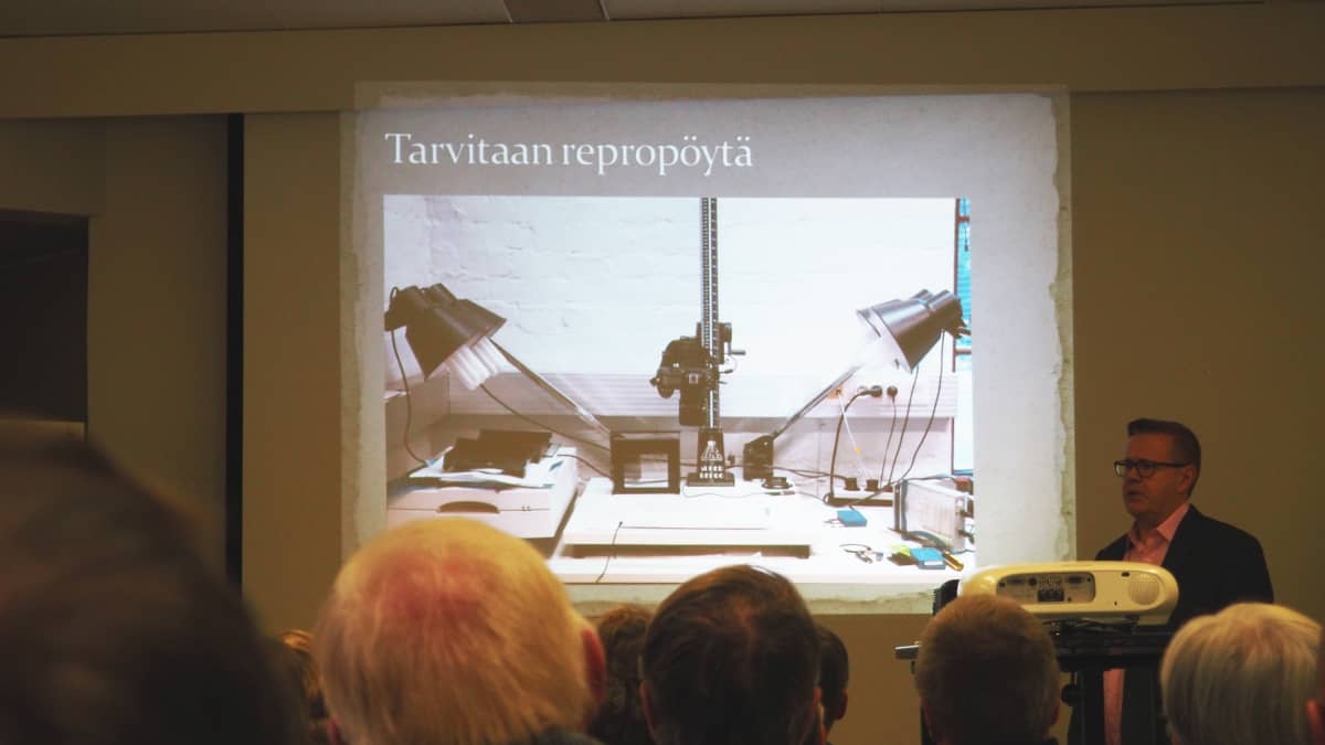 Pekka Kankkunen pitää powerpoint-esitystä repropöydästä.