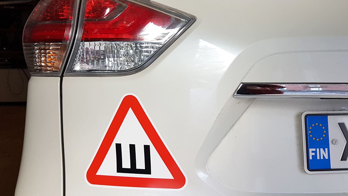 Nastarenkaista kertova merkki autossa.