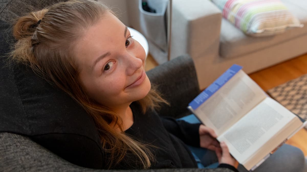 Suomen paras ylioppilastulos syntyi lähes 1 000 tunnin pänttäämisellä –  Lotta Yli-Hukkala-Siira kirjoitti kahdeksan laudaturia