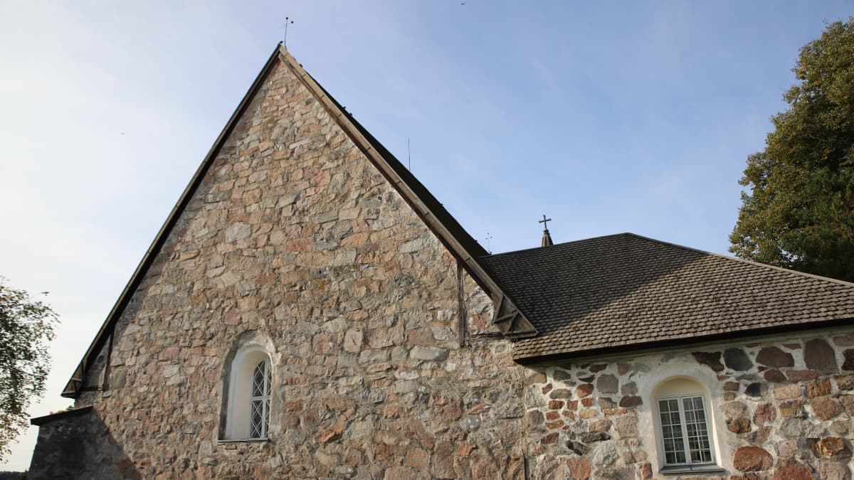 Keskiaikaisen Perttelin kivikirkon kattorakenteet askarruttavat tutkijoita  – niissä piilee ainakin kolme arvoitusta