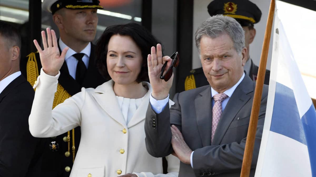 Presidenttipari kuvattuna Naantalin kaupungin järjestämällä tervetulovastaanotolla venesatamassa ennen siirtymistään presidentin kesävirka-asunnolle Kultarantaan lauantaina 9. kesäkuuta.