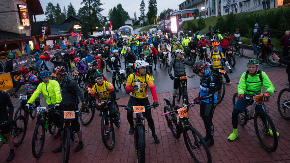 Suomen suurin maastopyöräkilpailu poljetaan Tahkon maisemissa – katso kuvat  viime yön kisatunnelmista