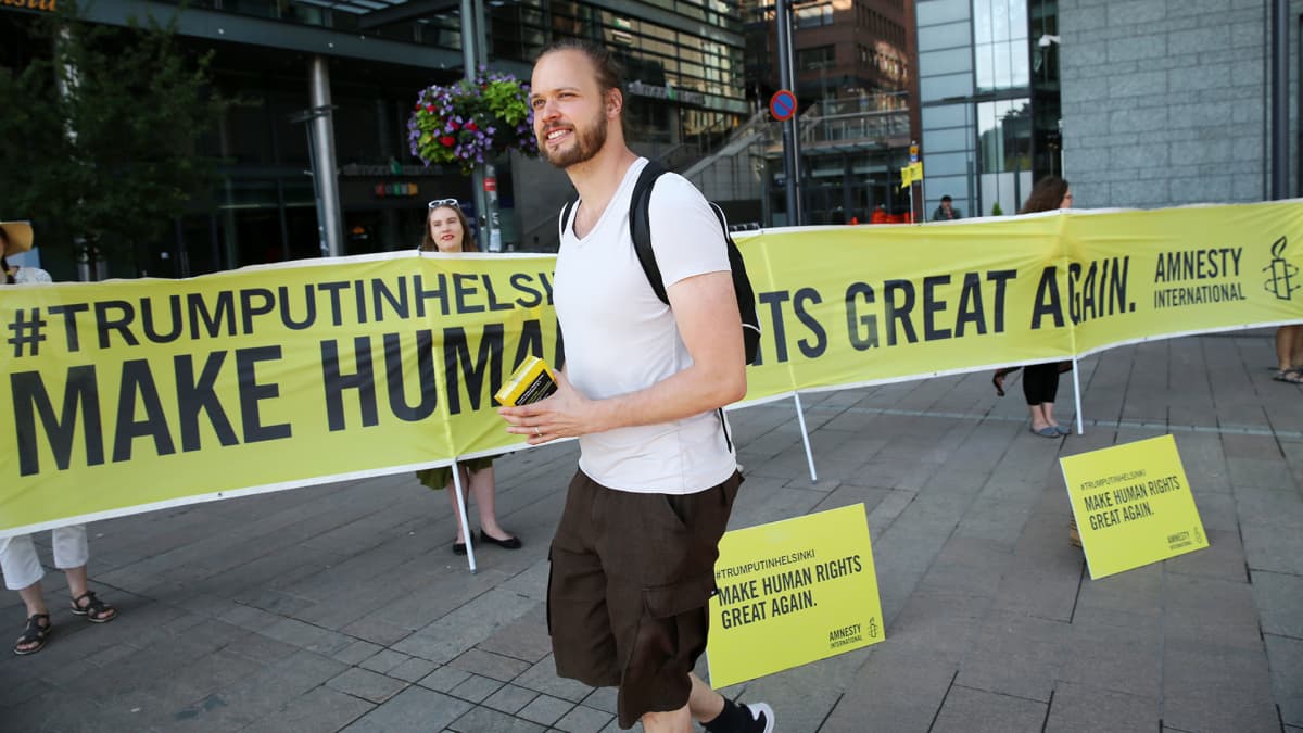 Amnestyn mielenosoitus Narinkkatorilla Helsingissä.