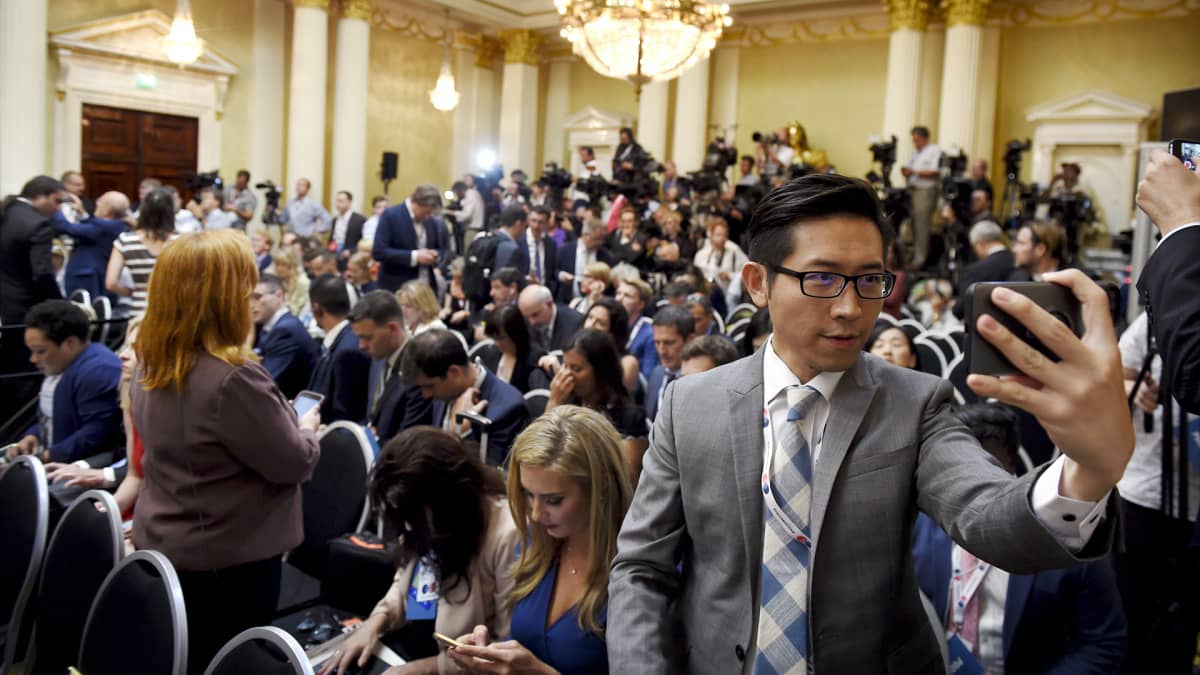 Toimittajat odottavat tiedotustilaisuuden alkua presidentinlinnassa.