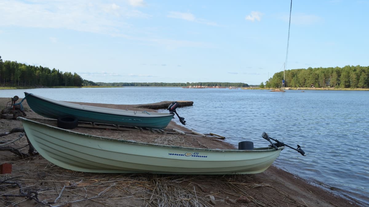 Kaksi venettä hiekkarannalla Virolahdella. Paikka on ollut tsaari Nikolai II:n suosima uimapaikka.