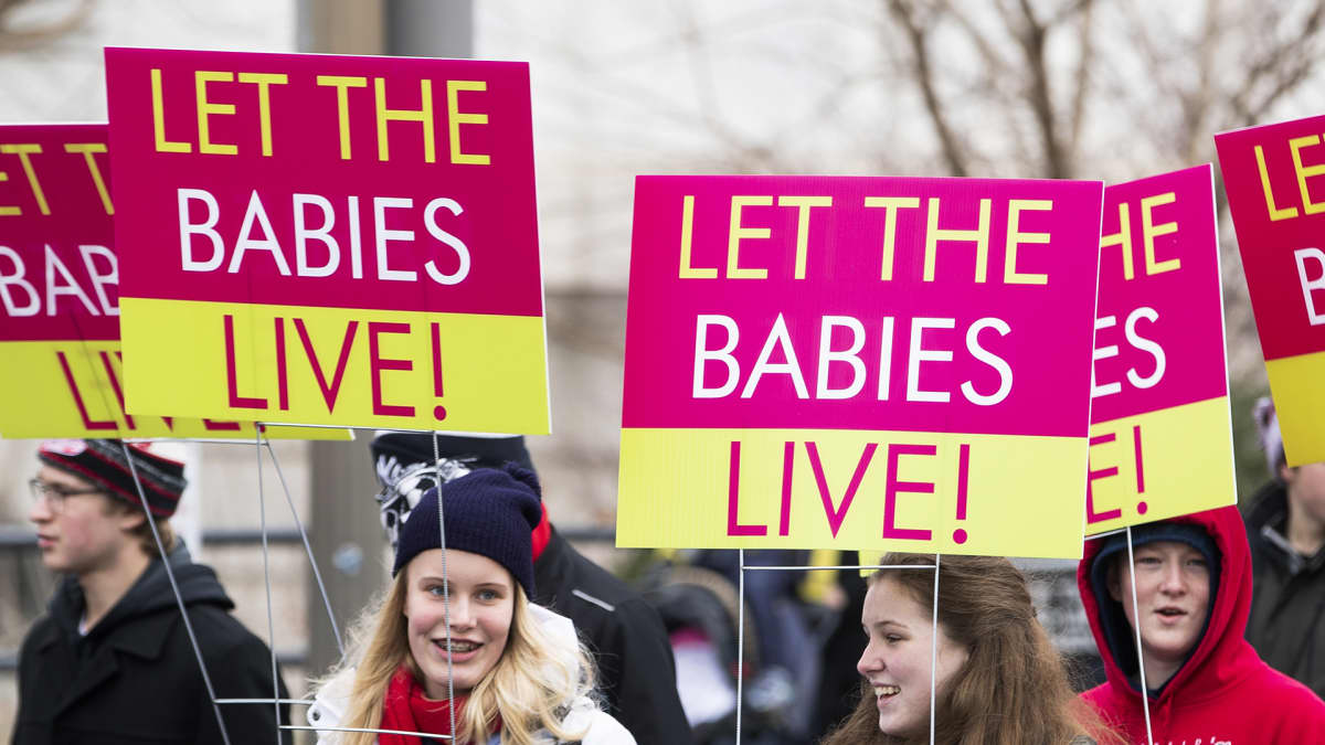 Abortinvastainen mielenosoitus.
