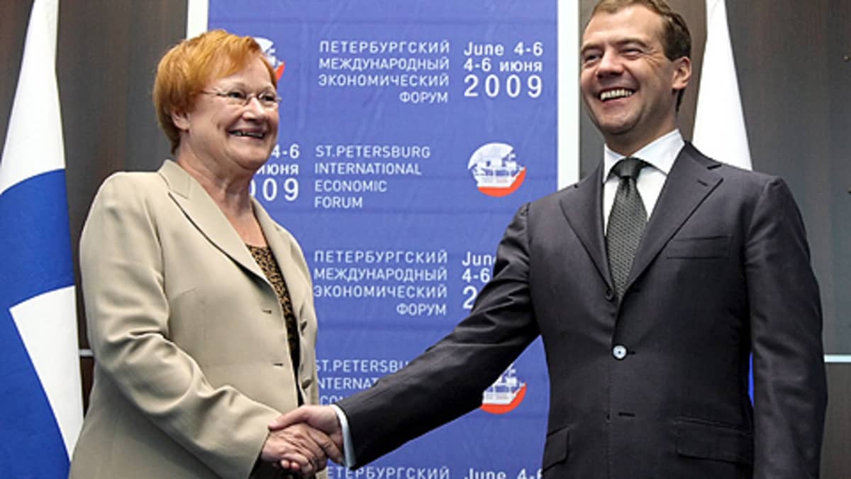 Президент Финляндии Тарья Халонен и ее российский коллега Дмитрий Медведев на ПМЭФ-2009.