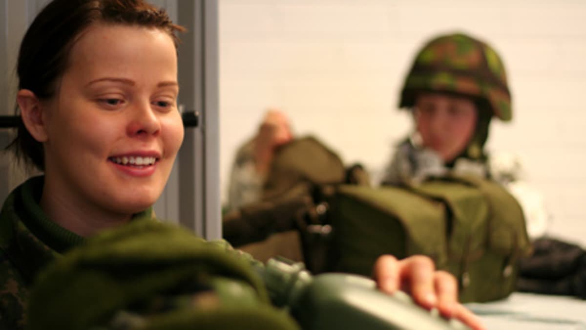 Ratsumiesten Taru Mähösen ja Minna Riihimäen mukaan naiset ovat armeijassa suurennuslasin alla. Se ei tosin haittaa, sillä he tekevät kaikessa parhaansa.