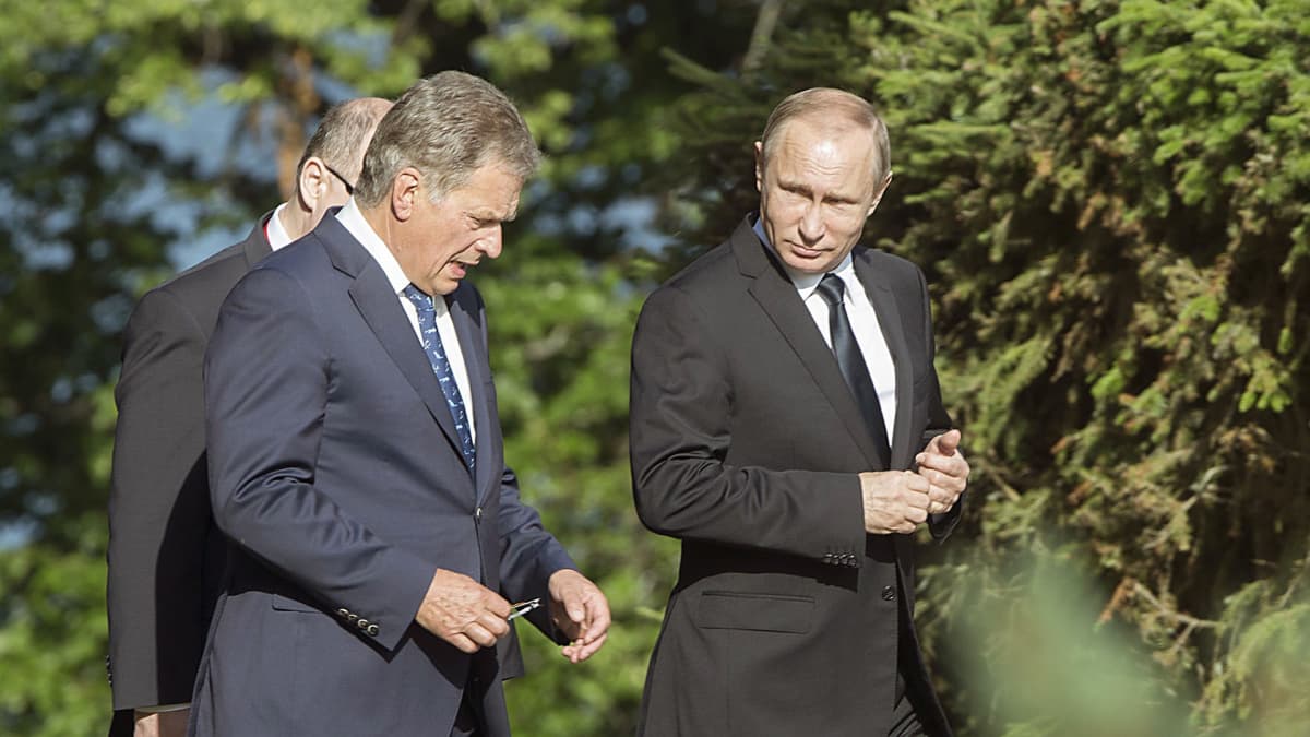 Venäjän presidentti Vladimir Putin vieraili suomessa ja tapasi Suomen presidentti Sauli Niinistön Kultarannassa Naantalissa.