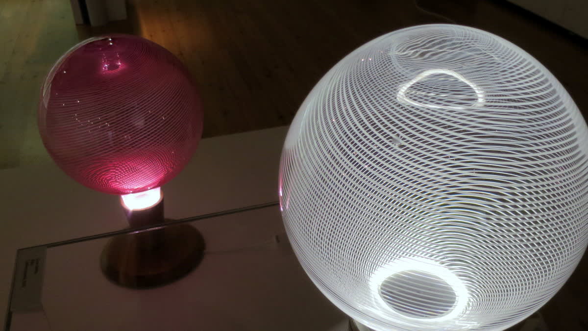 pyöreitä raidallisia lasipalloja joiden sisällä on valo