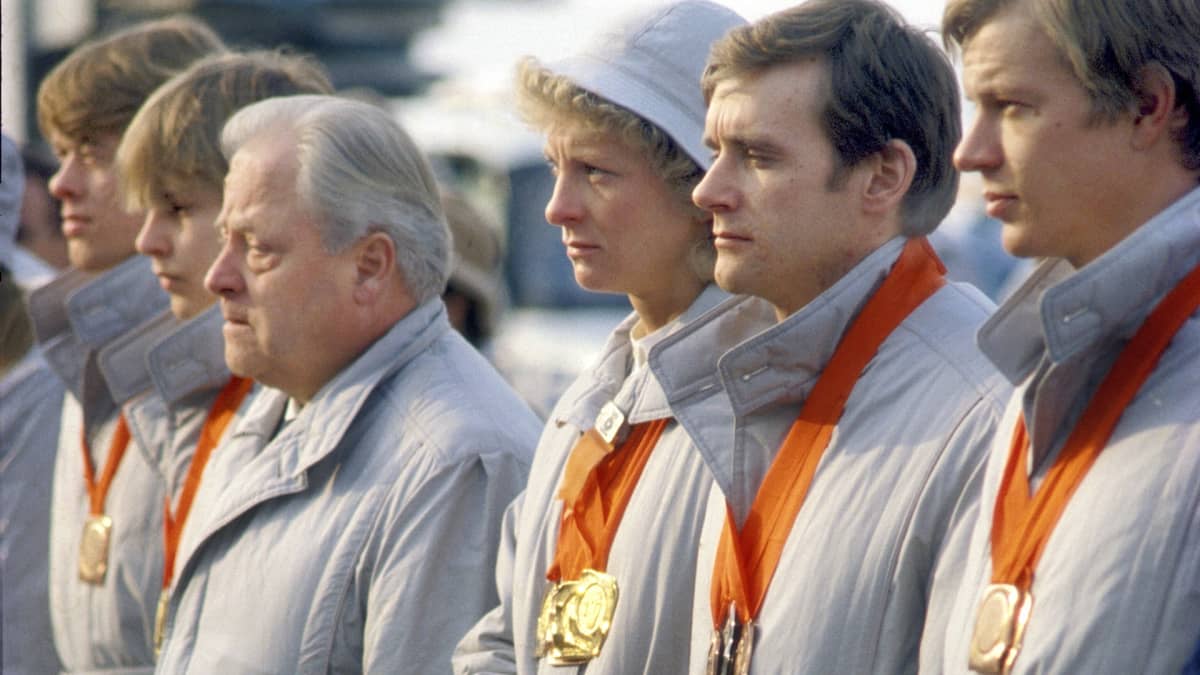 Marja-Liisa Kirvesniemi oli Sarajevon olympialaisten kuningatar taktisesta  kömmähdyksestä huolimatta – Suomen jääkiekkojoukkue sai hänet hämilleen