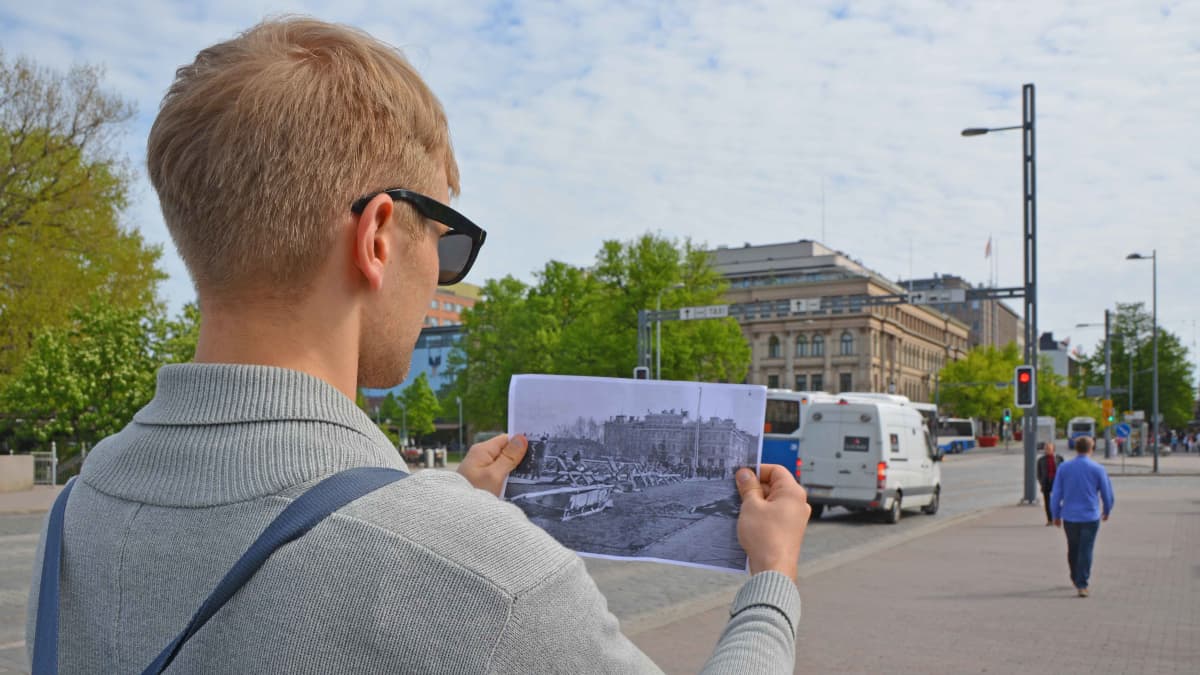 Jesse Eskelinen katsoo sisällissodan aikaista kuvaa Hämeensillalla.