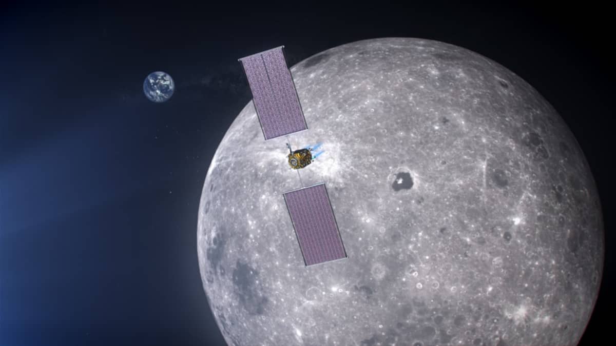 Avaruusalus ja sen ison aurinkopaneelisiivet, taustalla Kuu, kaukana avaruudessa Maa. 