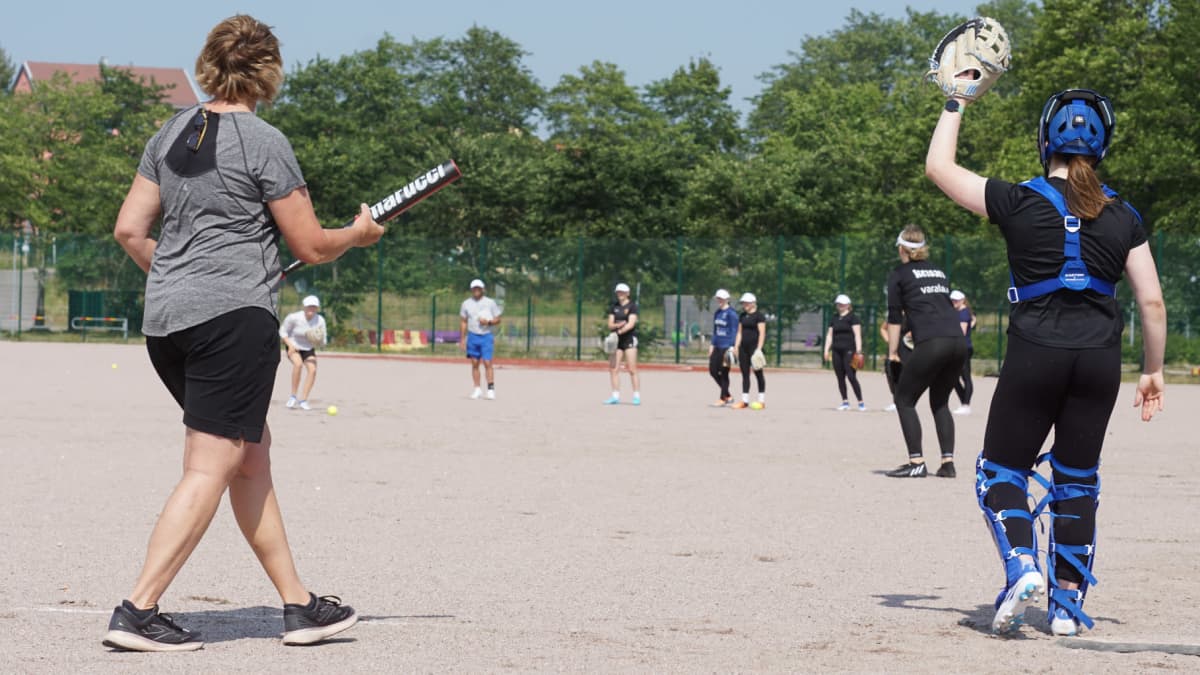 Suomalaisten pesäpalloilijoiden softball-hanke on kuin lapsi opettelemassa  kävelemään – huippuvalmentaja muistuttaa realismista