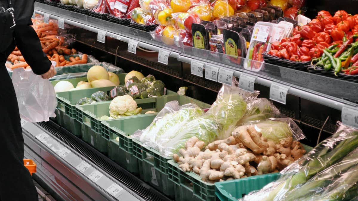 Ranska kielsi ruokajätteen – Suomessa myymättä jäänyt ruoka päätyy  alekoriin, leipäjonoon tai bioetanoliksi