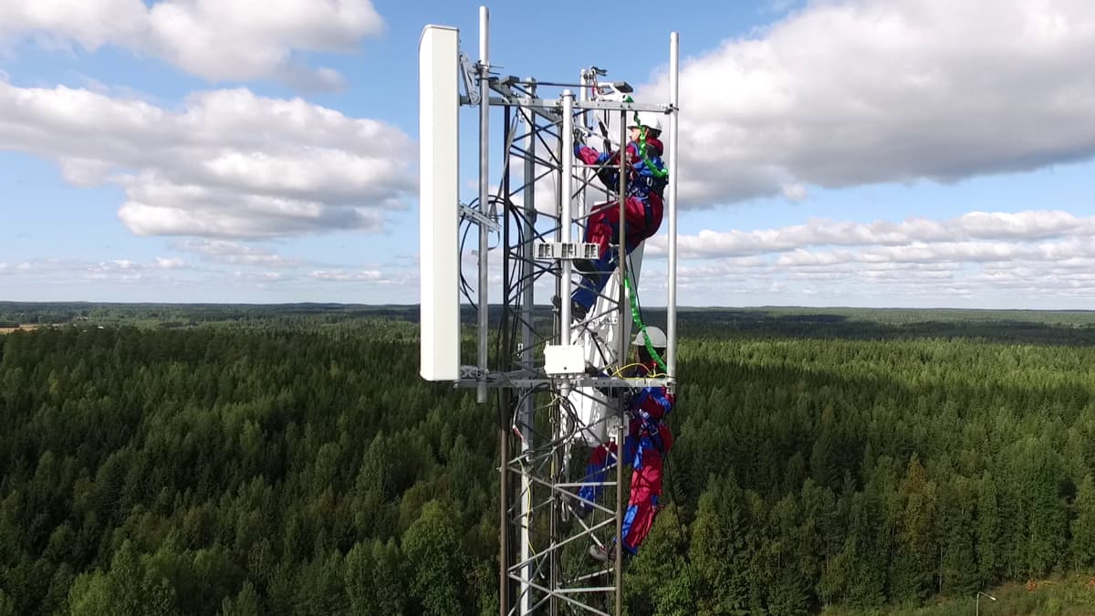Kaksi tietoliikenneasentajaa telemastossa