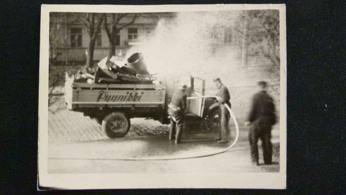 Vanha valokuva, jossa Pyynikin oluttehtaan auto on syttynyt tulee ja sitä sammutetaan