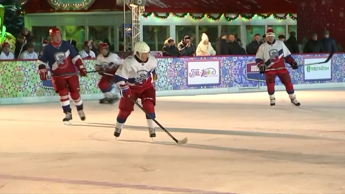 Putin esitteli taas jääkiekkotaitojaan Punaisella torilla