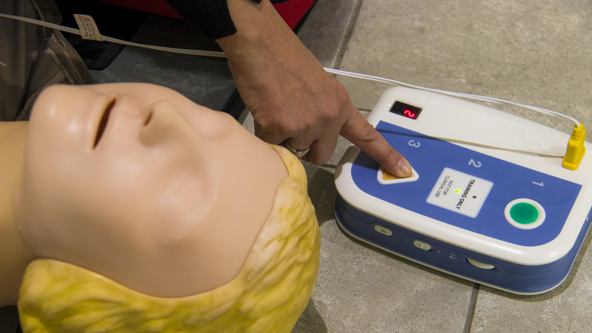 Defibrilaattori antaa selkeät ohjeet ja antaa käskyn painaa käynnistysnappia jos potilas tarvitsee iskua.
