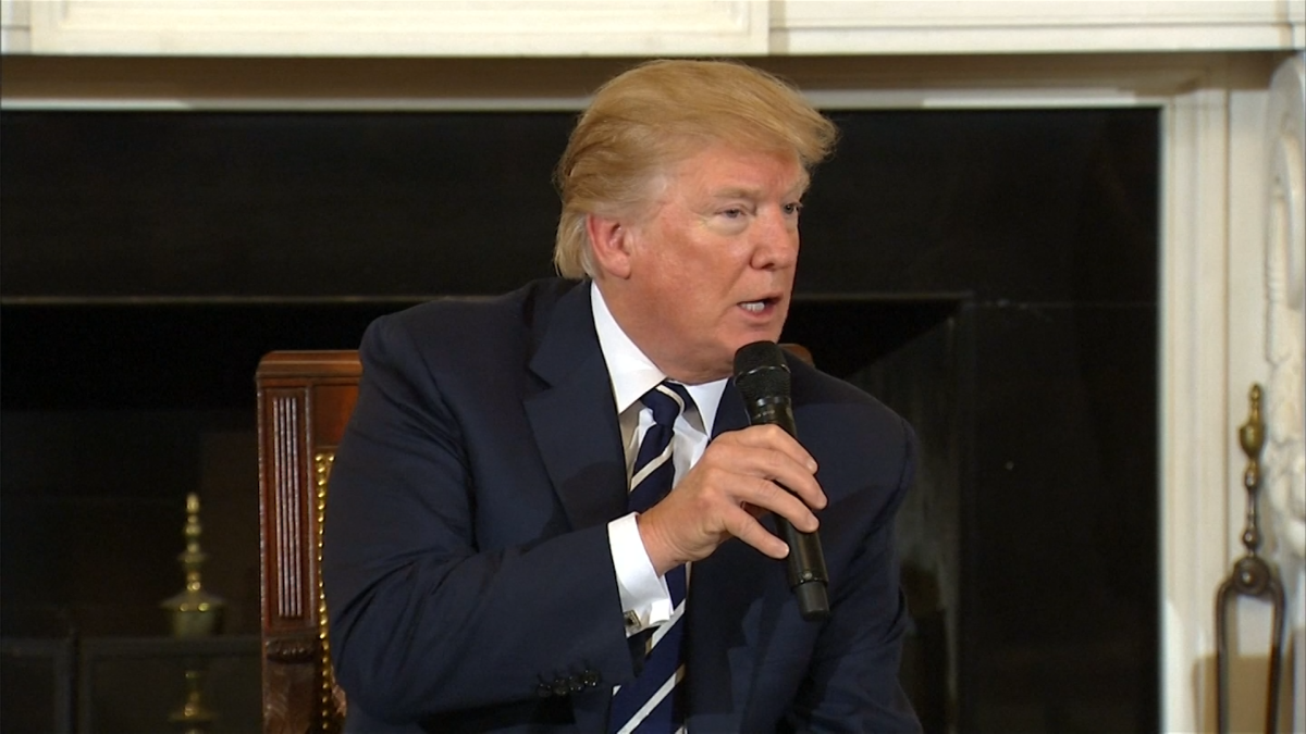 Trump puhui aseväkivaltaa käsittelevässä tilaisuudessa 21.2.2018.