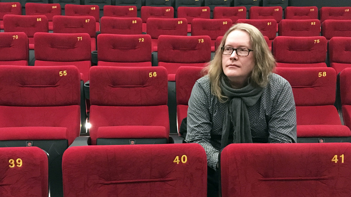 Valokuvaaja, Sentencedin entinen rumpali Vesa Ranta istuu elokuvateatterissa