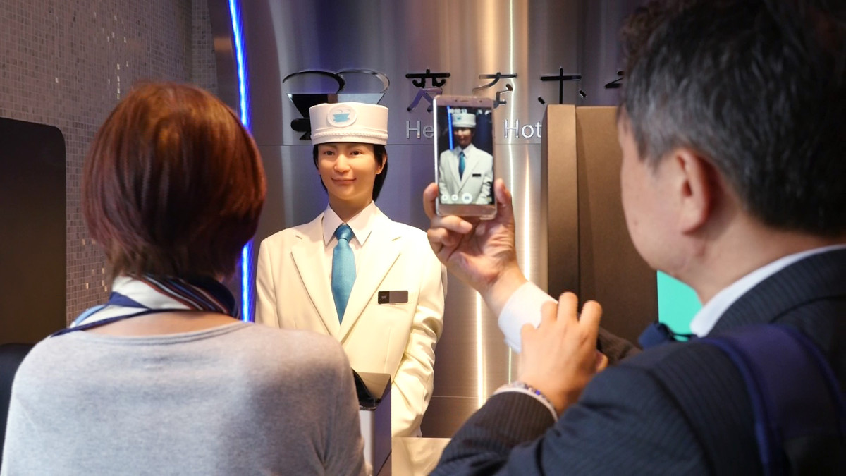 Lesbo MILF viettelee teini porno