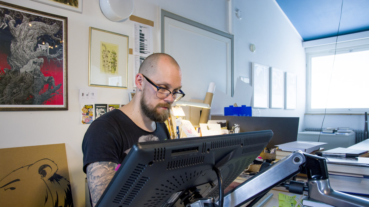 Sarjakuvataiteilija JP Ahonen