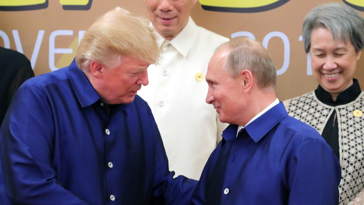 Trump ja Putin kättelevät.