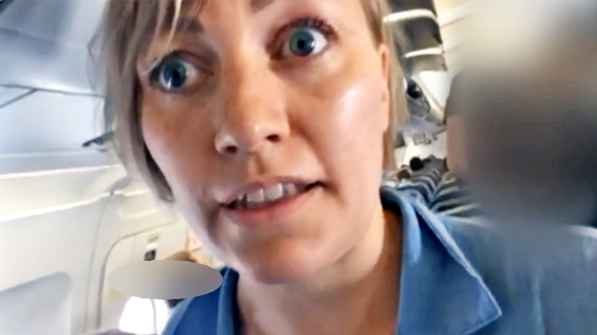 Aino Pennanen lentokoneessa