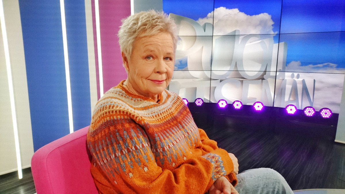 Näyttelijä Ulla Tapaninen Puoli seitsemän -ohjelmassa